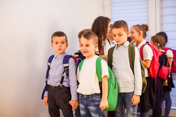 Bir grup okul arkadaşı birlikte derse gidiyor. — Stok fotoğraf