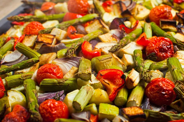 Horneado verduras en una bandeja para hornear. Concepto de alimentación saludable —  Fotos de Stock