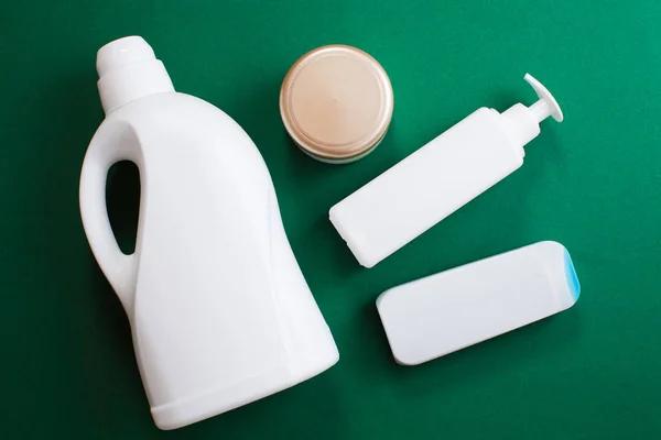 Vzorek čisticích lahví. Bílé plastové láhve čisticích prostředků — Stock fotografie