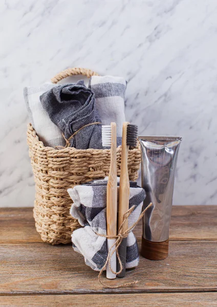 Basket with smal towels, bamboo toothbrushes and paste — 图库照片