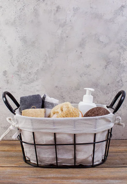 Brosses pour le corps naturelles, cosmétiques écologiques et produits dans un panier. Zéro déchet, articles sans plastique — Photo