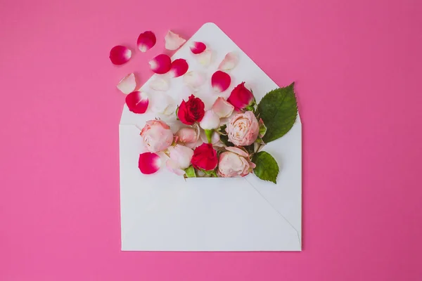 Carte de voeux avec fleurs de roses dans une enveloppe. Lettre de Saint Valentin avec des fleurs — Photo