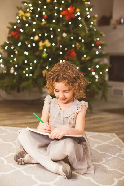 Jsem holka píše dopis do santa u vánočního stromu — Stock fotografie