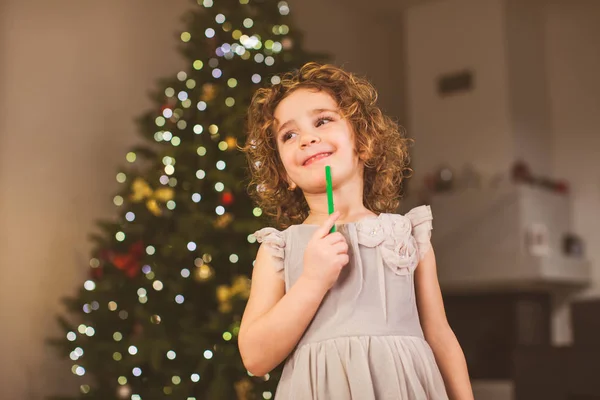 Glimlachend meisje in festife jurk op Nieuwjaar viering — Stockfoto