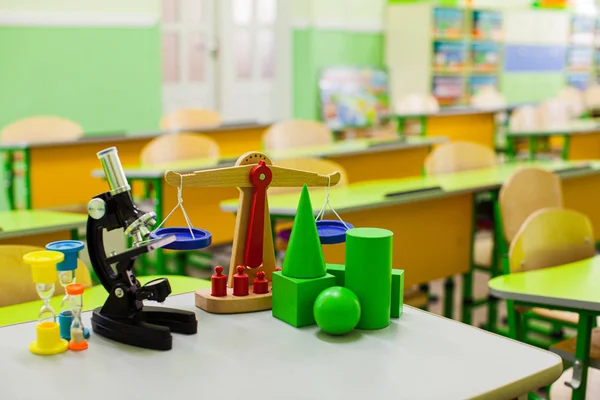 School background with educational accessories on the table — ストック写真