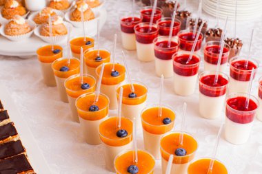 Etkinlik için otel resepsiyonunda tatlı masası