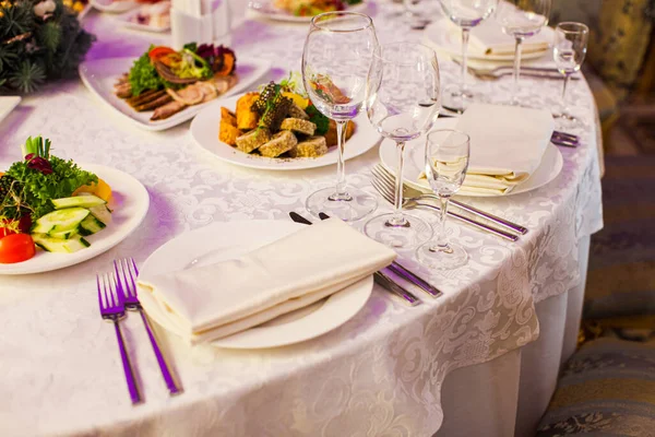 Mesa redonda muy bien servida en un restaurante — Foto de Stock