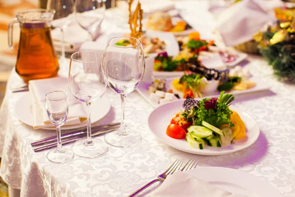 Fiesta de vacaciones servido mesa en un restaurante — Foto de Stock