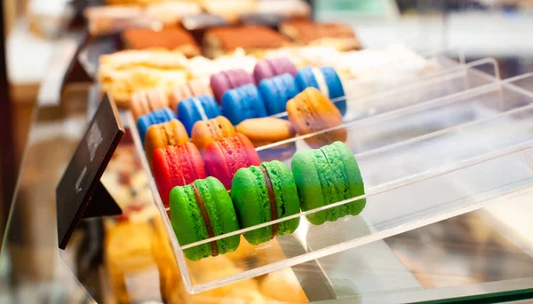 Macaroons franceses coloridos em uma vitrine em uma loja — Fotografia de Stock