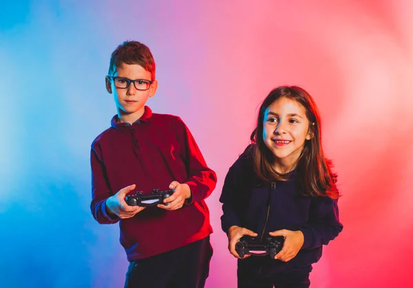 Emotional girl and boy playing virtual game — Stock Photo, Image