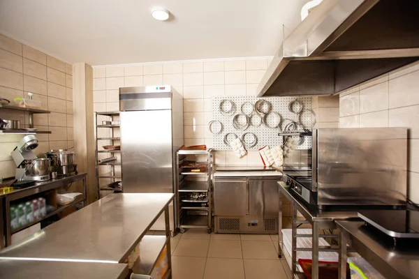 Интерьер и оборудование профессиональной кондитерской кухни в помещении — стоковое фото