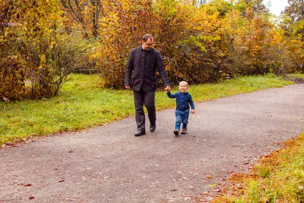 Papà e figlio nel parco autunnale — Foto Stock