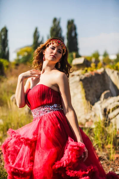 Mujer, como la reina en un vestido lujoso de color burdeos con joyas de moda — Foto de Stock