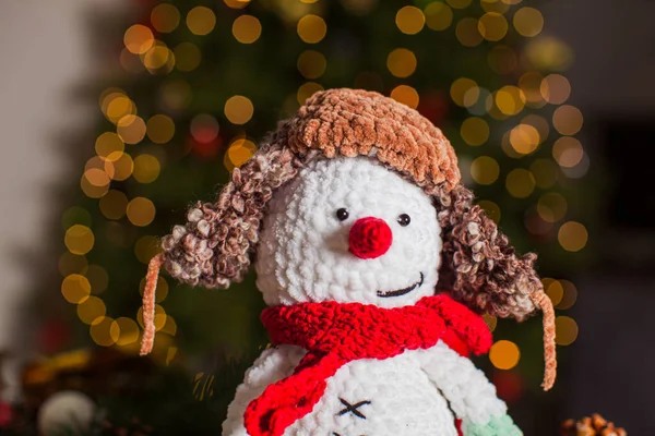 Boneco de neve artesanal tricotar brinquedo com chapéu e cachecol — Fotografia de Stock