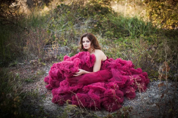 Foto de moda de mujer joven magnífica en vestido rojo con falda esponjosa — Foto de Stock