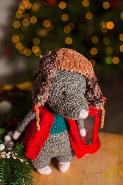 Die liebliche Strickratte als Geschenk unter dem Weihnachtsbaum — Stockfoto