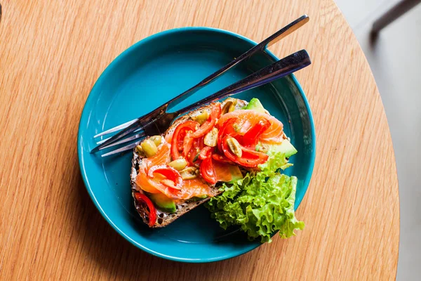 Sandwich tostato con salmone, avocado e pomodori, vista dall'alto — Foto Stock
