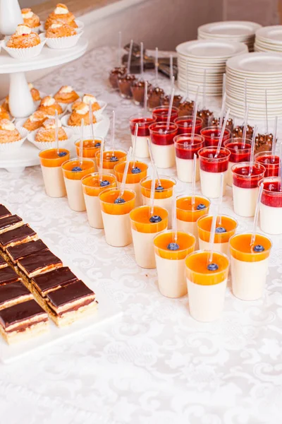 Dessert table at hotel reception for event — Stock Photo, Image