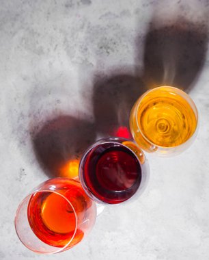 Şarap kadehinde şarap tatmak için profesyonel olarak yapılmış.