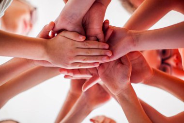 Çocukların ellerini kapat, aşağıdan bak.