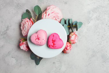 Bir çift narin kalp şeklinde badem kurabiyesi.