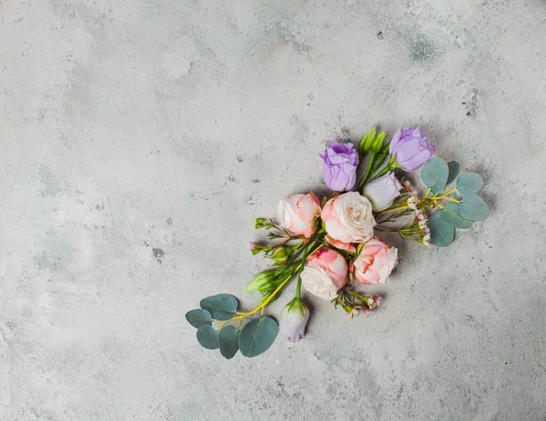 Superbe bouquet de roses sur fond de mur gris — Photo