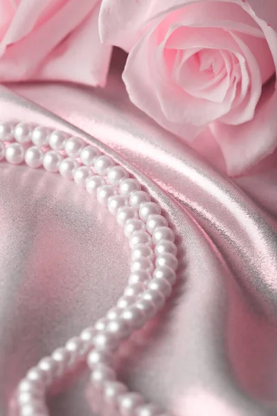 Pearl beads and cream rose on the silk — Stock Photo, Image