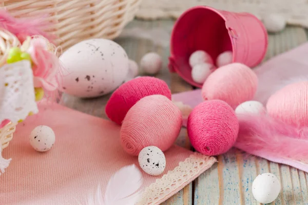 Närbild av rosa handgjorda påskägg — Stockfoto