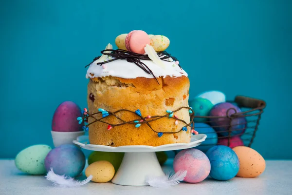 Концепція весняних свят. Великодній хліб і кольорові яйця — стокове фото