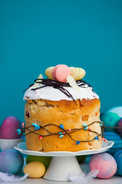 Imagen de la naturaleza muerta de Pascua con pan y huevos — Foto de Stock
