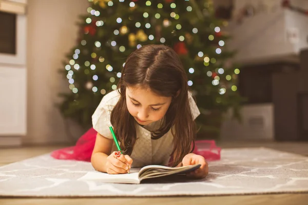 Préparez-vous pour les vacances d'hiver, écrivez un message au Père Noël — Photo