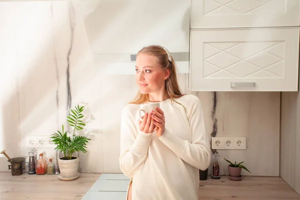 Portrait of woman with cup in cozy kitchen — Stock Photo, Image