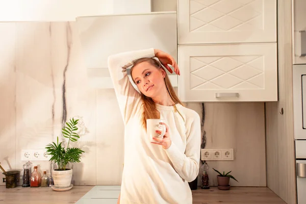 Güzel bir kadın sabah kahvesini mutfakta içiyor. — Stok fotoğraf