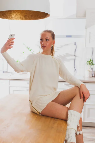 Profil boční pohled atraktivní dívka brát selfie — Stock fotografie