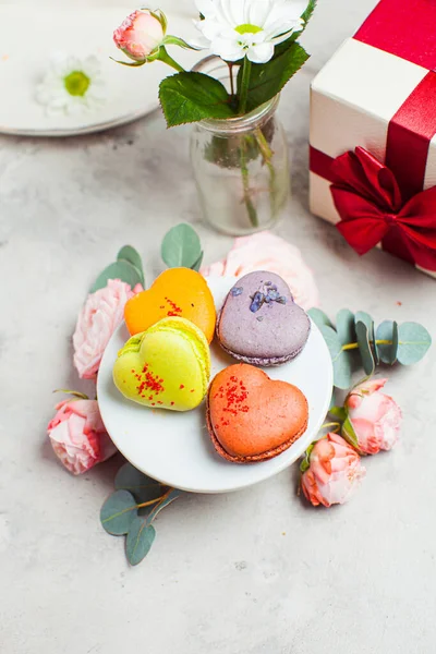 Exquisito postre francés como regalo para los amantes — Foto de Stock