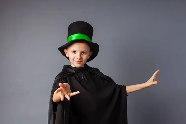 Küçük sihirbaz numaralar yapıyor. Küçük çocuk kostümlü sihirbaz ve sihirli şapka takıyor.. — Stok fotoğraf