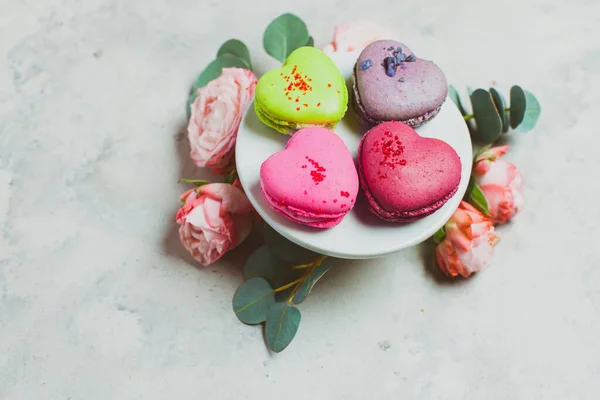 Pyszny francuski deser z bukietem pięknych róż — Zdjęcie stockowe