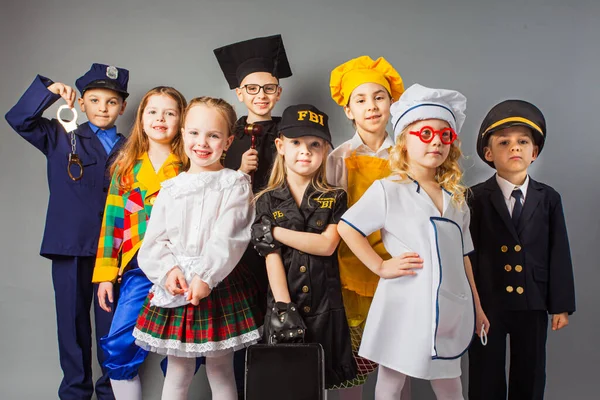 Groep schoolkinderen verkleed als vrije beroepen. Toekomstig onderwijs. — Stockfoto