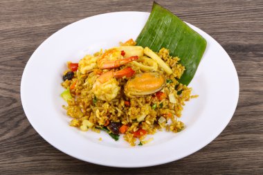 Kızarmış pilav ve deniz ürünleri.