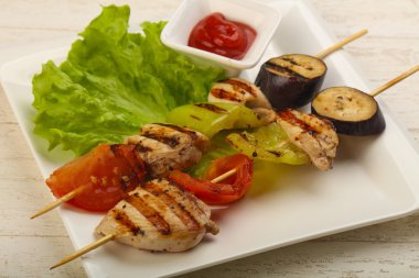 Tavuk ve sebze şiş