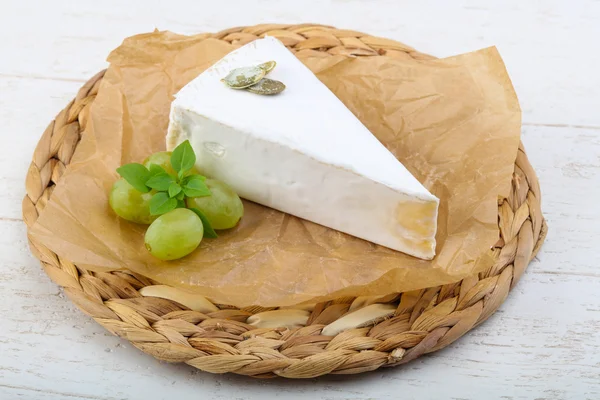 Delicioso queijo Brie — Fotografia de Stock