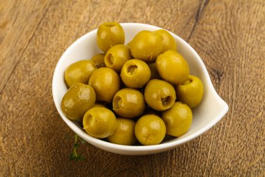 Kabın içinde dolma zeytin