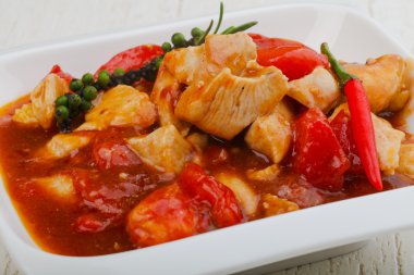 Domates ve biber soslu domuz eti