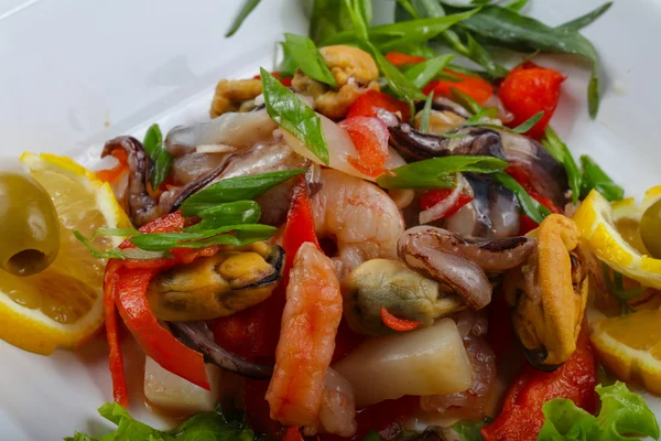 Салат из смеси морепродуктов — стоковое фото