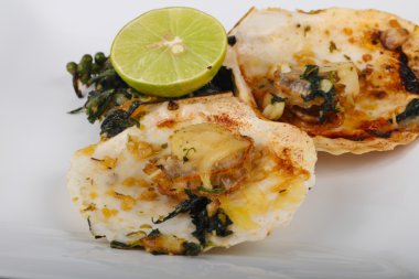 Ispanak ile pişmiş tarak