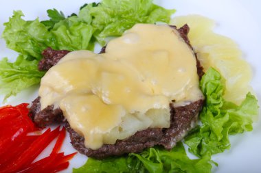 Ananas ve peynir soslu domuz eti