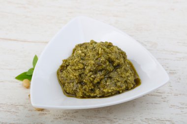 Pesto sos kabın içinde