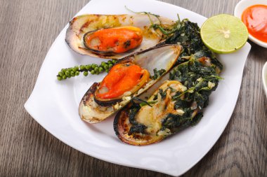 Ispanaklı pişmiş midye