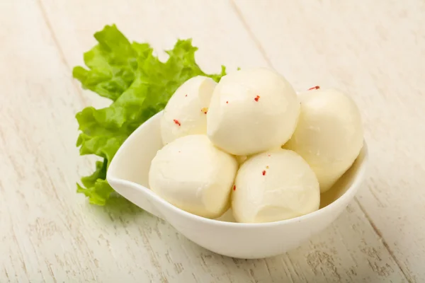 Mozzarella kulki w misce — Zdjęcie stockowe