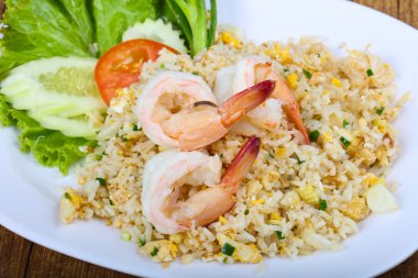 Karides ile kızarmış pirinç